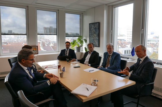Verhandlungen statt Gerichtsstreit - dafür hat sich Landeshauptmann Kompatscher heute bei einem Treffen mit Spitzenvertretern der Generaldirektion für Mobilität und Transport der EU-Kommission ausgesprochen, im Bild (v.l.) Giacomo Migliore und Thomas Kaufmann, beide Policy Officer der Generaldirektion Mobilität und Verkehr (DG MOVE), Kristian Schmidt, Direktor Land Transport, Herald Rujiters, stellvertretender Generaldirektor DG MOVE und Direktor Investment, innovativer und nachhaltiger Transport (Foto: LPA/Dominik Holzer)