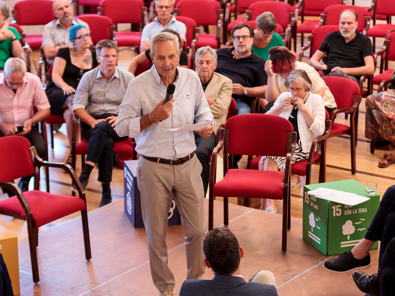 Eppans Nachhaltigkeitsbeauftragter Zublasing (stehend): Der Umbau des Kasernenareals ist eine große Herausforderung, aber auch Möglichkeit, viele der 17 Nachhaltigkeitsziele umzusetzen. (Foto: LPA/Tiberio Sorvillo)