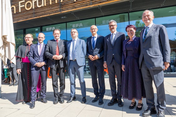 Foto di gruppo degli ospiti d'onore davanti al Centro Congressi di Alpbach: da sinistra il vescovo Hermann Glettler, il segretario di Stato Florian Tursky (Austria), il ministro dell'Agricoltura Norbert Totschnig (Austria), il presidente Maurizio Fugatti (Trentino), il presidente Anton Mattle (Tirolo), il presidente Arno Kompatscher (Alto Adige), la presidente del Consiglio del Land Tirolo Sonja Ledl-Rossmann e Andreas Treichl, presidente del Forum europeo di Alpbach. (Foto: Land Tirol/Sedlak)