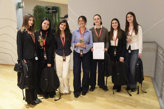 I premiati e le premiate hanno ricevuto un certificato di riconoscimento e un regalo donato dalla Fondazione Cassa di Risparmio. (Foto: Ochsenreiter)