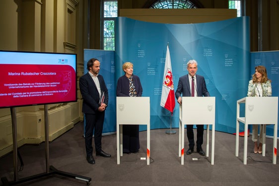 In futuro la Provincia sosterrà le imprenditrici, le libere professioniste e le lavoratrici autonome di tutti i settori economici quando si tratterà di conciliare famiglia e carriera. Il provvedimento è stato presentato oggi a Palazzo Widmann (Foto: ASP/Fabio Brucculeri)