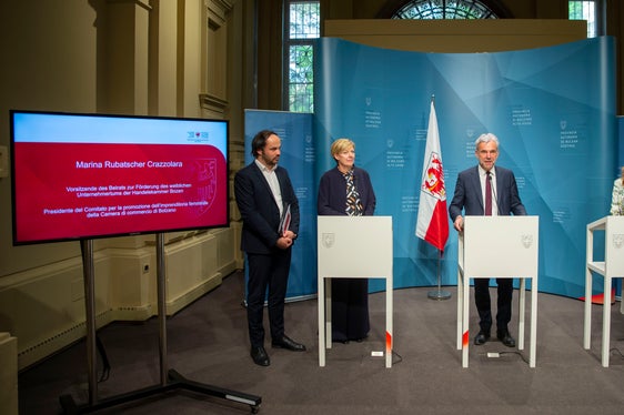 Das Land unterstützt künftig Unternehmerinnen, Freiberuflerinnen und Selbstständige aller Wirtschaftsbereiche, wenn es darum geht Familie und Beruf zu vereinbaren. Die Maßnahme wurde heute im Landhaus 1 vorgestellt. (Foto: LPA/Fabio Brucculeri)