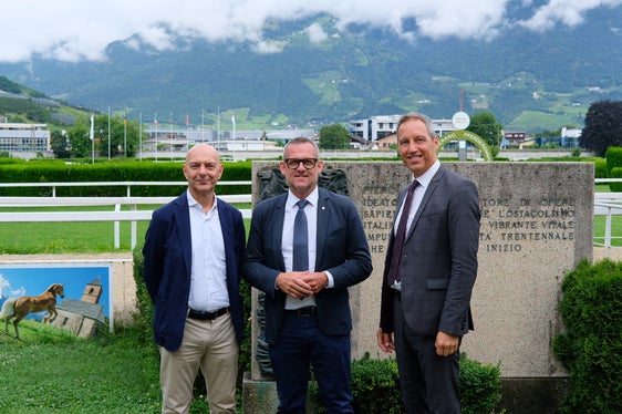Il comitato paritetico dell’Ippodromo di Merano si occuperà di organizzare i futuri progetti della struttura. In foto da sinistra a destra: l'assessore comunale Zaccaria, l'assessore provinciale Bianchi e il sindaco Dal Medico (Foto: ASP/Gianluca Crocco)