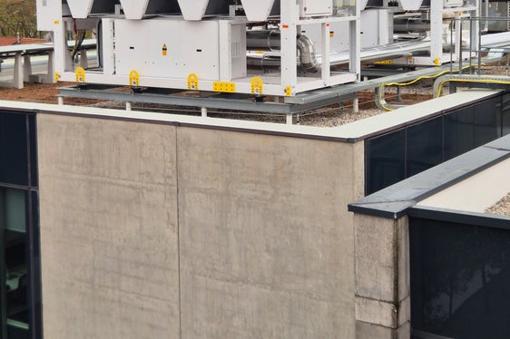 Im Rahmen der Vereinbarung zwischen dem Land Südtirol und Eurac Research wurden Instandhaltungsarbeiten durchgeführt. Neben der Sanierung des Dachs und der Installation von Photovoltaikanlagen wurden auch die Lüftungsgeräte ausgetauscht. (Foto: LPA)