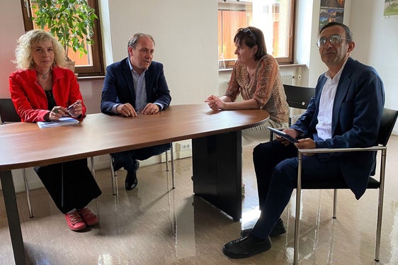 Un momento della visita a Laives. Nella foto (da sinistra) Cinzia Gobbato, l'assessore Vettorato, Alberta Stenico e il direttore di Dipartimento Antonio Lampis (Foto: ASP)