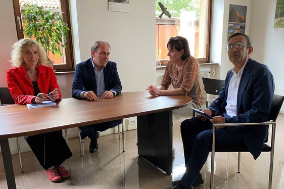 Landesrat Vettorato (2.v.l.), Ressortmitarbeiterin Cinzia Gobbato (1.v.l.) und Ressortdirektor Lampis (1.v.r.) im Austausch mit Labordirektorin Alberta Stenico (2.v.r.). (Foto: LPA)