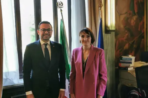 Landesrat Marco Galateo hat sich mit Regierungskommissärin Maddalena Travaglini über aktuelle Themen seines Ressorts ausgetauscht. (Foto: LPA)