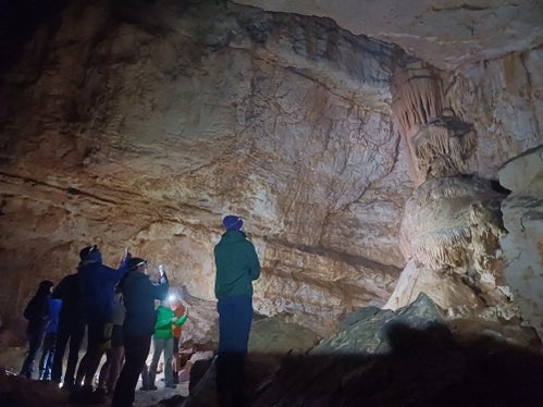Geführte Naturpark-Wanderungen gehören zu den vielfältigen Veranstaltungen der Südtiroler Naturparks: Im Bild die Conturineshöhle in Naturpark Fanes Sennes Prags. (Foto: Landesamt für Natur/ Matteo Rubatscher)