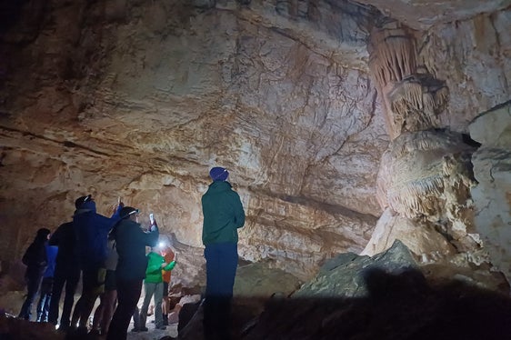 Le escursioni guidate nei parchi naturali fanno parte delle numerose iniziative organizzate dai parchi naturali dell'Alto Adige: nella foto la grotta Conturines nel Parco naturale Fanes-Senes-Braies. (Foto: Ufficio provinciale Natura/Matteo Rubatscher)