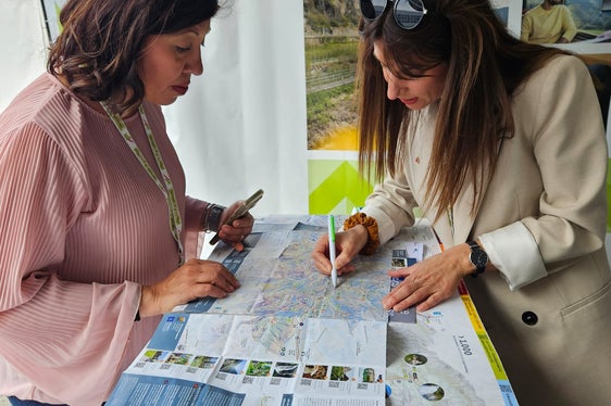 Martina Leitner (a destra) allo stand della Provincia autonoma di Bolzano al Villaggio delle Regioni di Campo San Polo, a Venezia (Foto: USP)