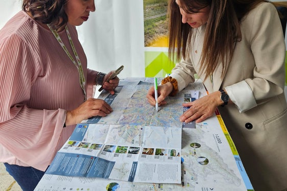 Martina Leitner (a destra) allo stand della Provincia autonoma di Bolzano al Villaggio delle Regioni di Campo San Polo, a Venezia (Foto: USP)