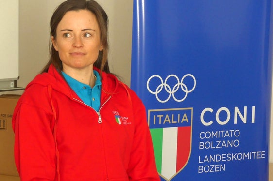 Ex-Biathletin Karin Oberhofer, Gewinnerin der Bronzemedaille bei den Winterspielen in Sochi 2014, ermöglichte es den Schülerinnen und Schülern, eine Olympiamedaille von Nahem zu sehen. (Foto: LPA/Hannes Kröss)