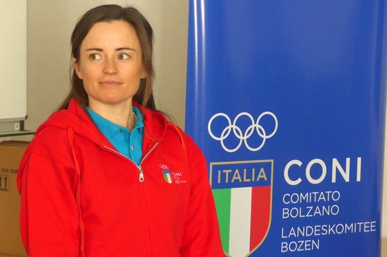 Ex-Biathletin Karin Oberhofer, Gewinnerin der Bronzemedaille bei den Winterspielen in Sochi 2014, ermöglichte es den Schülerinnen und Schülern, eine Olympiamedaille von Nahem zu sehen. (Foto: LPA/Hannes Kröss)