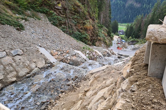 An der Hochwassersicherheit im Messnerbach in Ulten wird weiter gebaut: Ab Juli errichtet die Wildbachverbauung weitere Sperren, diesmal erstmals aus ökologischem Beton. (Foto: LPA/Landesamt für Wildbach- und Lawinenverbauung Süd in der Agentur für Bevölkerungsschutz)