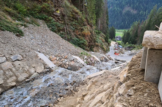 An der Hochwassersicherheit im Messnerbach in Ulten wird weiter gebaut: Ab Juli errichtet die Wildbachverbauung weitere Sperren, diesmal erstmals aus ökologischem Beton. (Foto: LPA/Landesamt für Wildbach- und Lawinenverbauung Süd in der Agentur für Bevölkerungsschutz)