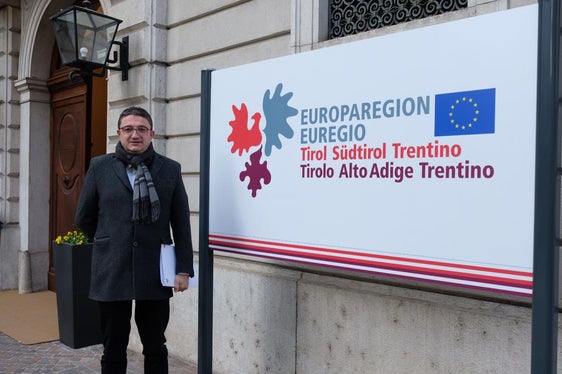 Il presidente trentino, presidente Euregio pro tempore, Maurizio Fugatti davanti a Casa Moggioli a Trento. (Foto: Ufficio Stampa PAT/Matteo Rensi)