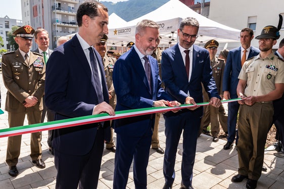 Verteidigungsministers Lorenzo Guerini und Landeshauptmann Kompatscher beim Banddurchschnitt in der Reschenstraße in Bozen (Foto: LPA/Ivo Corrà)