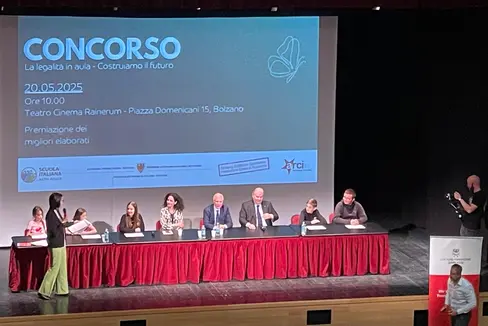 Circa 150 studenti di 13 classi di ogni ordine e grado della scuola italiana hanno partecipato ad un evento tenutosi il 20 maggio al teatro cinema “Rainerum” di Bolzano: tra i momenti salienti la tavola rotonda con alcuni rappresentanti istituzionali. (Foto: USP)