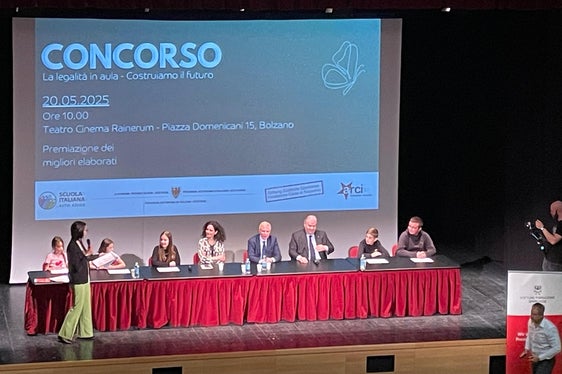 Circa 150 studenti di 13 classi di ogni ordine e grado della scuola italiana hanno partecipato ad un evento tenutosi il 20 maggio al teatro cinema “Rainerum” di Bolzano: tra i momenti salienti la tavola rotonda con alcuni rappresentanti istituzionali. (Foto: USP)