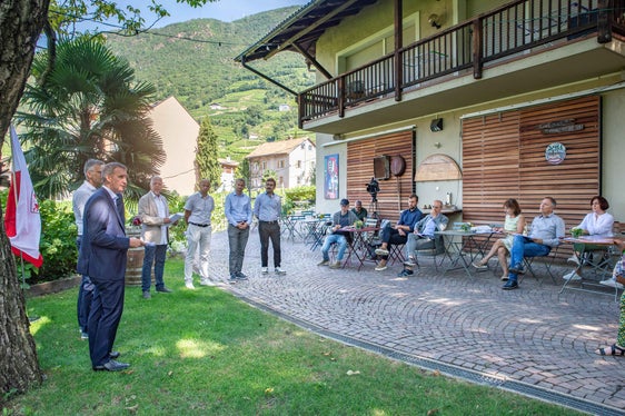 Der Agrar- und Forstbericht ist die Jahresbilanz der Bereiche Land- und Forstwirtschaft. Heute (9. August) haben (von links) Landesrat Luis Walcher, Abteilungsdirektor Günther Unterthiner, Michael Oberhuber (Versuchszentrum Laimburg, versteckt), Stefano Endrizzi (Pflanzenschutzdienst), Peter Mair (Berufsschulen), Andreas Agreiter (Agentur Domäne) und Hannes Schuler (Freie Uni Bozen) am Griesbauerhof in Rentsch vorgestellt. (Foto: LPA/Greta Stuefer)