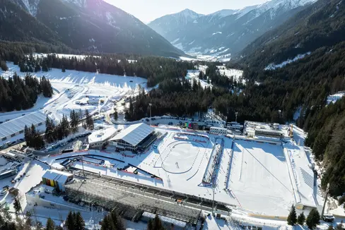 In der SüdtirolArena in Antholz werden im Februar 2026 die Olympischen Biathlonbewerbe ausgetragen. In Vorbereitung auf das Großevent unterzeichnet Landeshauptmann Arno Kompatscher ein so genanntes Legalitätsprotokoll. (Foto: NordicFocus)