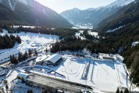 Una suggestiva immagine della Südtirol Alto Adige Arena di Anterselva, sede olimpica delle gare di biathlon. La Giunta provinciale, in previsione dell'appuntamento del 2026, ha approvato la firma sul protocollo di legalità. Un atto che intende promuovere una diffusa cultura della legalità attraverso la cooperazione tra le istituzioni e le imprese”, ha spiegato il presidente della Provincia, Arno Kompatscher. (Foto: NordicFocus)