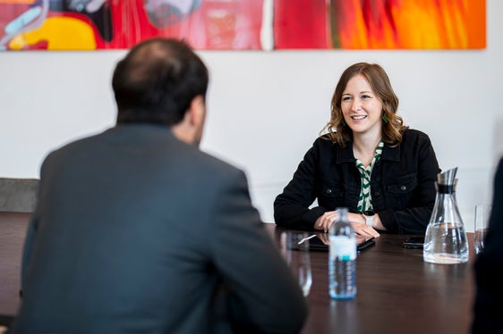 L'assessore provinciale Achammer si è confrontato con la ministra Plakolm sull'utilità delle restrizioni ai telefoni cellulari. (Foto: Cancelleria federale/Florian Schrötter)