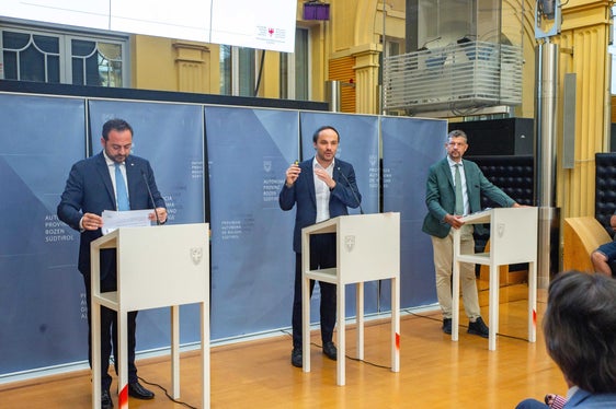 L'assessore Achammer (al centro) ha sottolineato la individualizzazione e personalizzazione del processo di insegnamento-apprendimento della scuola in Alto Adige (Foto: ASP/Greta Stuefer)