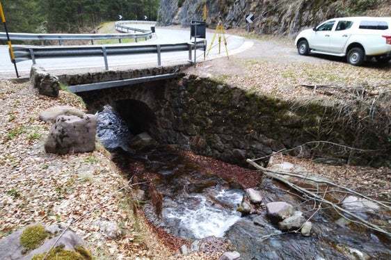 Ein Teil der Sicherungsmaßnahmen betrifft auch die Verstärkung der Brücke über dem Wallertsbach. (Foto: LPA/Abteilung Tiefbau)