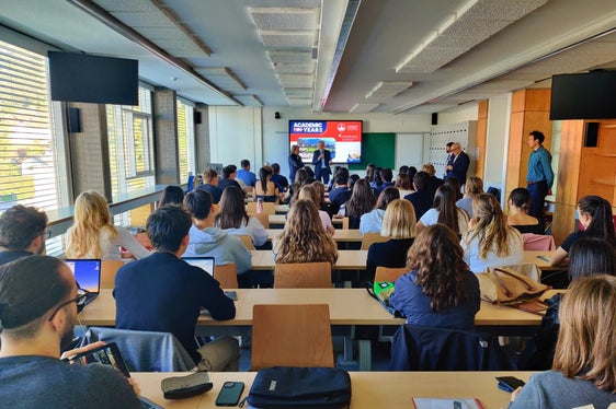 Inizio del secondo anno di medicina a Bolzano: il 29 settembre le aule della Claudiana di Bolzano si sono nuovamente riempite di studenti. (Foto: USP/Dipartimento Prevenzione sanitaria e Salute)