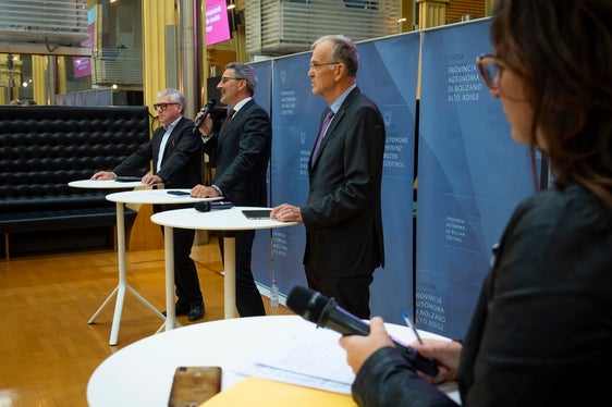 Il presidente del Consorzio dei Comuni Schatzer, il presidente Kompatscher, il presidente dei segretari municipali Elsler e la direttrice della Ripartizione Enti locali Markart hanno informato ieri sera gli aspiranti segretari municipali sul corso di abilitazione e sulle mansioni (Foto: ASP/Fabio Brucculeri)