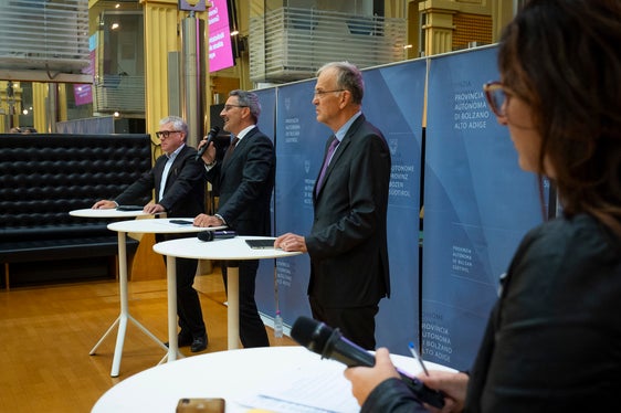 Il presidente del Consorzio dei Comuni Schatzer, il presidente Kompatscher, il presidente dei segretari municipali Elsler e la direttrice della Ripartizione Enti locali Markart hanno informato ieri sera gli aspiranti segretari municipali sul corso di abilitazione e sulle mansioni (Foto: ASP/Fabio Brucculeri)