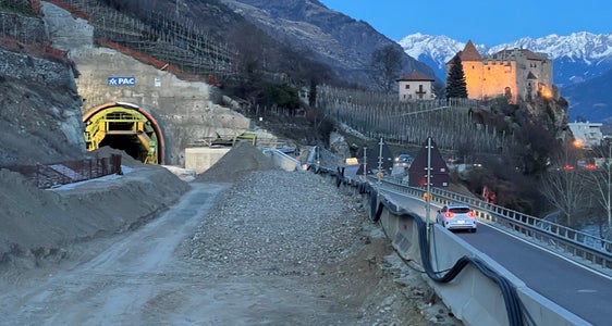 Ein Meilenstein für die Umfahrung Kastelbell wird am 28. März um 10 Uhr mit dem Tunneldurchstich gesetzt. (Foto: LPA/Ressort Infrastrukturen und Mobilität)