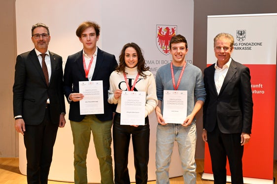 Il presidente Kompatscher e il presidente degli imprenditori altoatesini Oberrauch posano insieme a due giovani premiati. (Foto: Fondazione Cassa di Risparmio/Ochsenreiter)