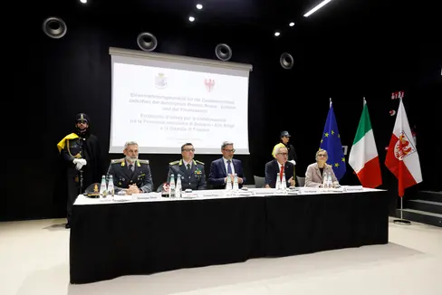 Siglato ieri, al NOI Techpark, il protocollo d'intesa tra la Provincia autonoma di Bolzano e la Guardia di Finanza sui controlli per i benefici per il diritto allo studio universitario (Foto: USP/Tiberio Sorvillo)