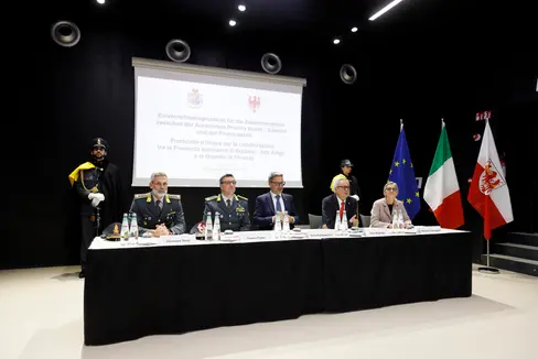 Siglato ieri, al NOI Techpark, il protocollo d'intesa tra la Provincia autonoma di Bolzano e la Guardia di Finanza sui controlli per i benefici per il diritto allo studio universitario (Foto: USP/Tiberio Sorvillo)