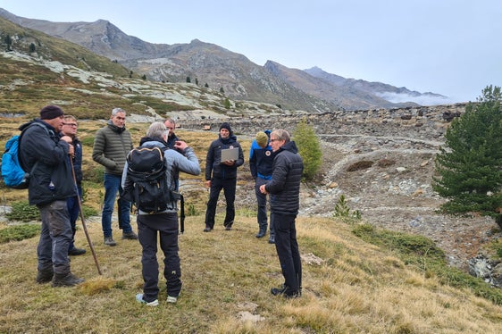 Lokalaugenschein nach Abschluss der Arbeiten zur Sanierung der historischen Talsperre im Martelltal. Die Bauarbeiten wurden von den Landesämtern für Hydrologie und Stauanlagen und Wildbachverbauung in enger Zusammenarbeit mit dem Landesamt für den Nationalpark Stilfserjoch, der Forststation Latsch und der Gemeinde Martell durchgeführt. (Foto: LPA/Landesamt für Hydrologie und Stauanlagen in der Agentur für Bevölkerungsschutz)