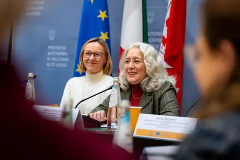 L'assessora provinciale all'Europa Magdalena Amhof (nella foto a sinistra) ha presentato oggi l'attuazione del programma FSE+ 2021-2027. Adelina dos Reis ha partecipato all'evento in qualità di Head of Unit - Labour Mobility and International Affairs della Commissione europea. (Foto: USP/Fabio Brucculeri)