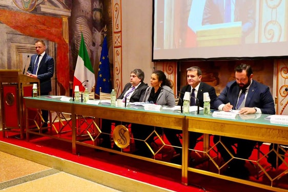 Großraubwild und Tierwohl: Zwei Südtiroler Themen brachte Landesrat Schuler gestern (17. Februar) beim Treffen mit Minister Lollobrigida (stehend) vor. (Foto: Ministerium für Landwirtschafts-, Ernährungs- und Forstpolitik)