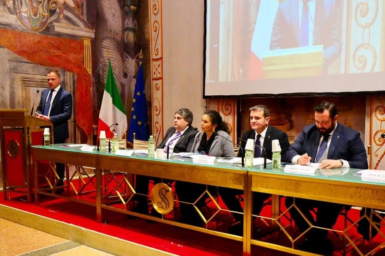 Durante l'incontro nella capitale, l'assessore Schuler ha sottoposto all'attenzione del ministro Lollobrigida (nella foto a sinistra durante il suo intervento) i temi dei grandi predatori e della certificazione obbligatoria del benessere animale. (Foto: Ministero dell'Agricoltura, della sovranità alimentare e delle foreste)