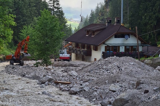 Von Schlammmassen umgebenes Haus am Furkelbach heute Vormittag (Foto: LPA/Landesamt für Wildbach- und Lawinenverbauung Ost)