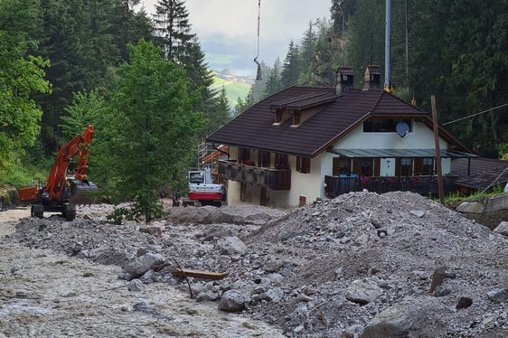 La casa circondata dal fango lungo il torrente Furcia (Foto: ASP/Ufficio Sistemazione bacini montani Est)