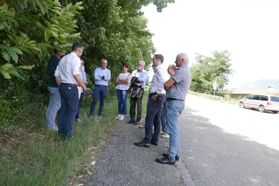 L’assessore Alfreider ha recentemente effettuato un sopralluogo a Caldaro per verificare alcuni progetti relativi alla mobilità (Foto: ASP/Ingo Dejaco)