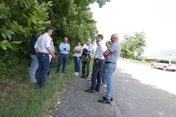 L’assessore Alfreider ha recentemente effettuato un sopralluogo a Caldaro per verificare alcuni progetti relativi alla mobilità (Foto: ASP/Ingo Dejaco)