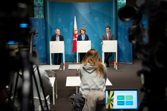 Stellten heute (8. April) Daten und Zahlen zur Pflege in Südtirol vor: (v.l.) Alberto Zendrini, Landesrätin Rosmarie Pamer und Eugenio Bizzotto. (Foto: LPA/Fabio Brucculeri)