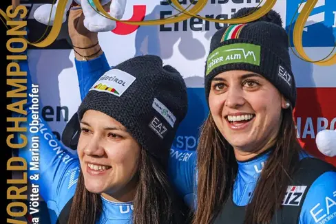 Da sinistra Marion Oberhofer, 23enne di Rodengo, e Andrea Vötter, 28enne di Fiè allo Sciliar, campionesse mondiali del doppio femminile sprint di slittino su pista artificiale. (Foto: International Luge Federation)