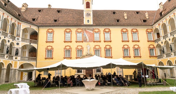 Il cerchio si chiude: 500 anni fa, le rivolte contadine nel Tirolo storico iniziarono alle porte della Hofburg di Bressanone. Ora, nel cortile interno, è stato inaugurato l'anno museale dell'Euregio. (Foto: USP/Daniel von Johnston)