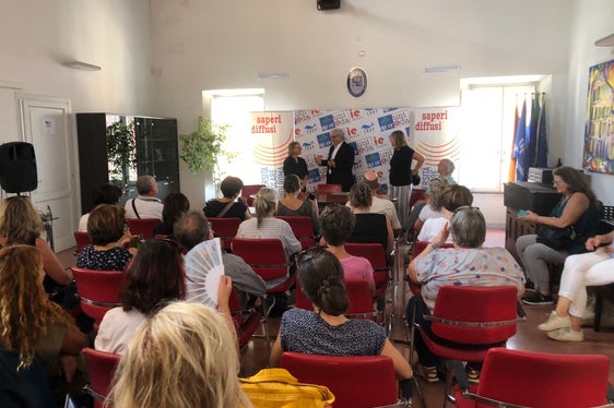 Francesco Florenzano, presidente dell'Università Popolare di Roma con i rappresentanti dei comitati altoatesini ospitati a Roma (Foto: ASP/Ufficio educazione permanente)