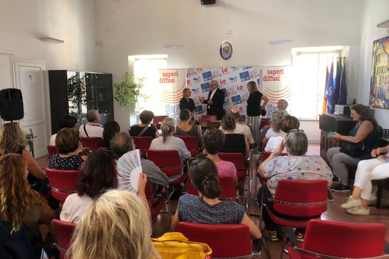 Francesco Florenzano, presidente dell'Università Popolare di Roma con i rappresentanti dei comitati altoatesini ospitati a Roma (Foto: ASP/Ufficio educazione permanente)