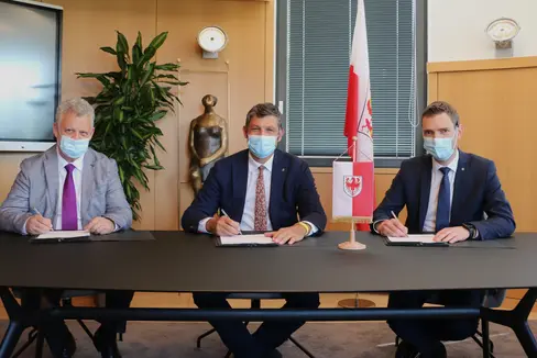 Siglato atto di trasferimento provvisorio della gestione del servizio trasporto alunni. Da sx: presidente del Konsortiums der Südtiroler Mietwagenunternehmer KSM , l'assessore Daniel Alfreider e il direttore di ripartizione Martin Vallazza (Foto: ASP/Ingo Dejaco)